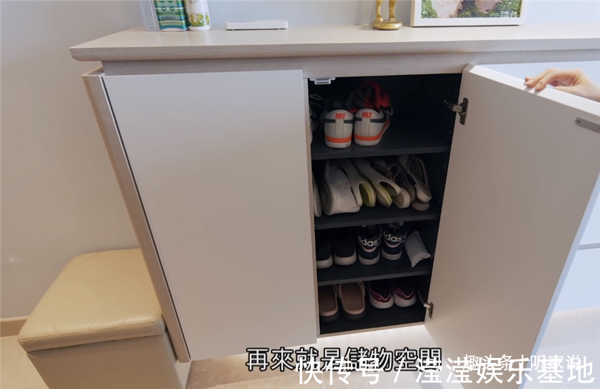 悬柜|香港90后夫妻买下35㎡小家,利用3米层高做书房,一层当两层