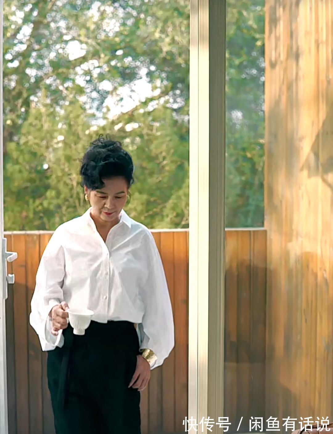 黑裤|岁月不败美人,65岁阿姨的黑白穿搭好美,和1米95儿子同框太惊艳