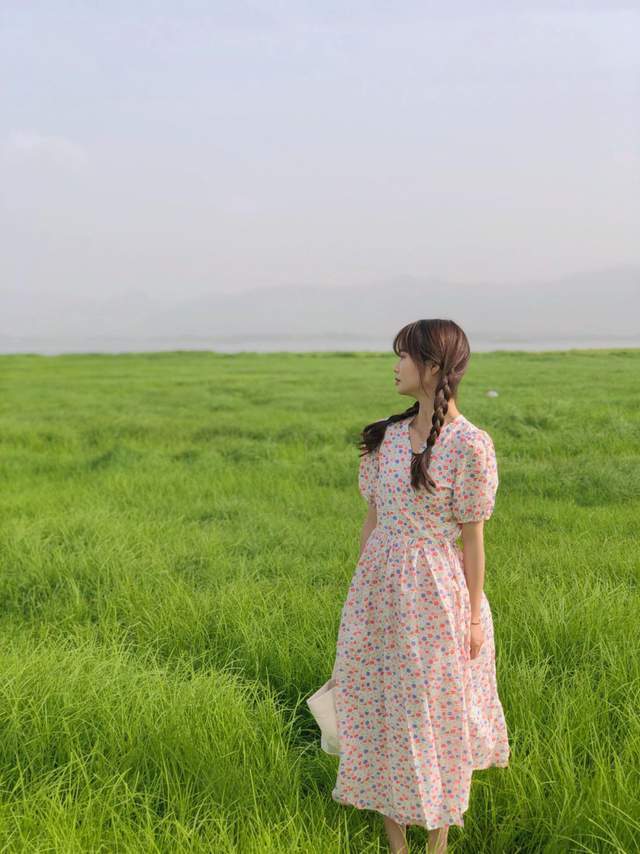 秋天|秋天裙装怎么穿好看?短袖上衣配半身裙简约高级,提升气质又显白