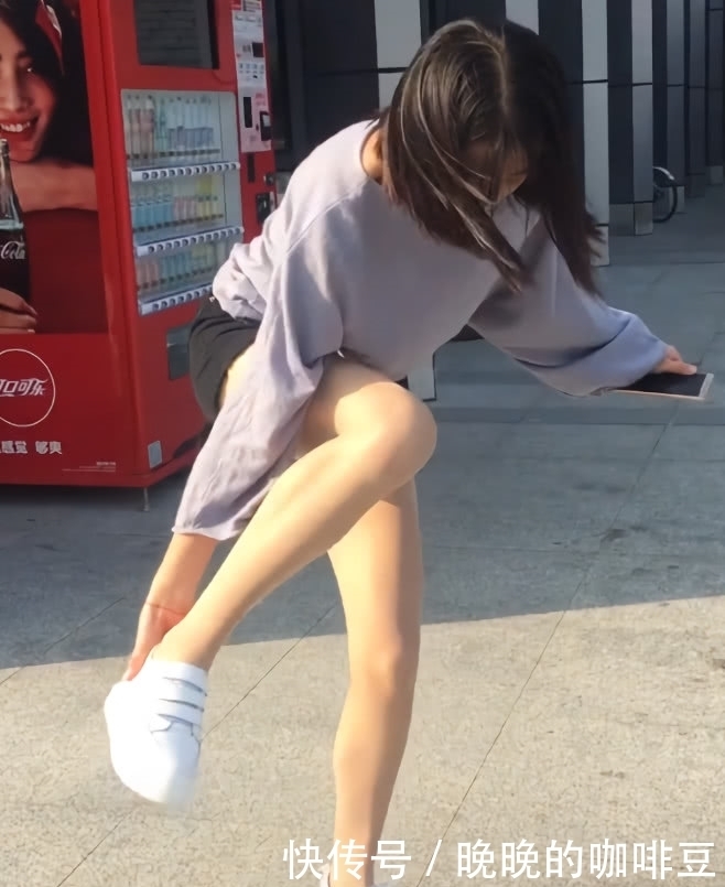 小姐姐穿搭简约很舒服，转眼却在换鞋，但她还需要一把椅子！