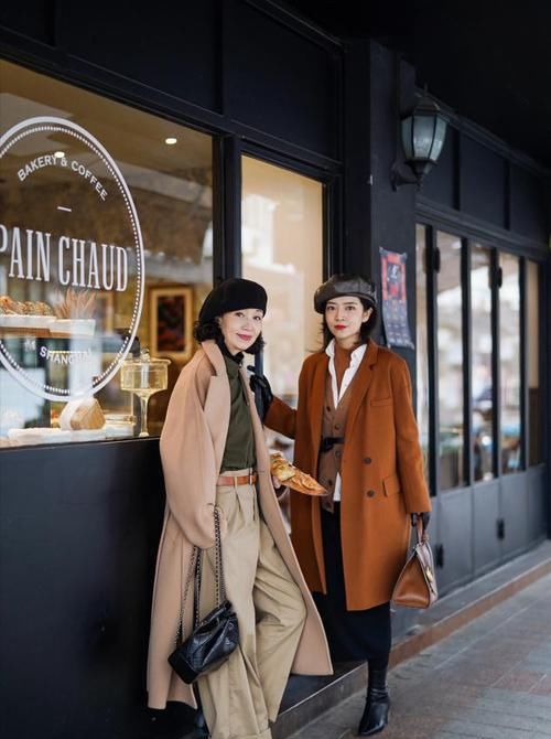 50岁的女人，大衣尽量别穿纯黑色，学三木妈妈这样搭，真优雅