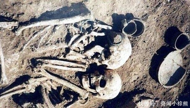 男性尸骸|1972年考古队发现一处古墓,发现一对情侣死前拥吻,长达2800年