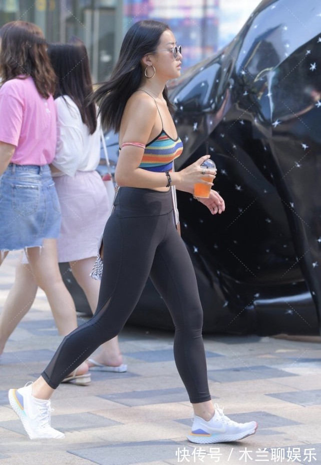 吊带 彩虹吊带上衣搭瑜伽裤走运动风,复杂的颜色搭配简洁的设计更时尚