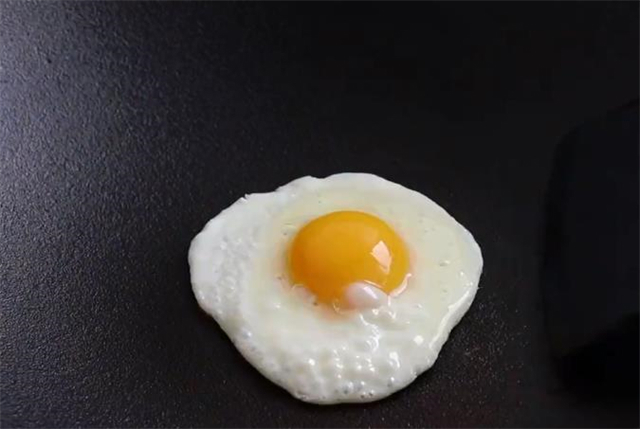 新买的铸铁锅切记不要直接用,开锅养锅的诀窍告诉你,锅越用越好