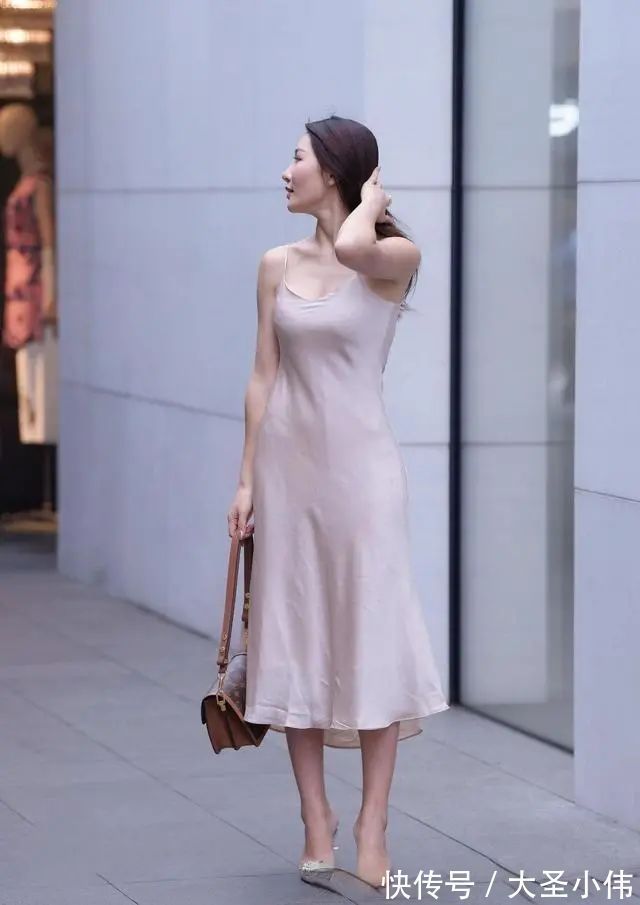 童鞋|美女街拍:气质极佳的打底裤搭配,精心挑选搭配的女生,遮肉又显瘦