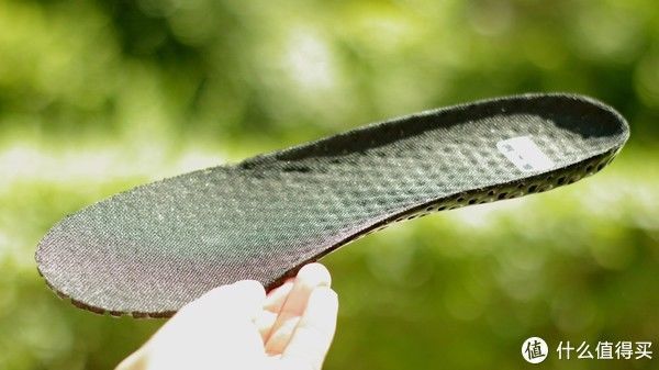鞋底 比起踩屎感,我更喜欢袜套式,一双鞋才十几元却给你快乐脚感