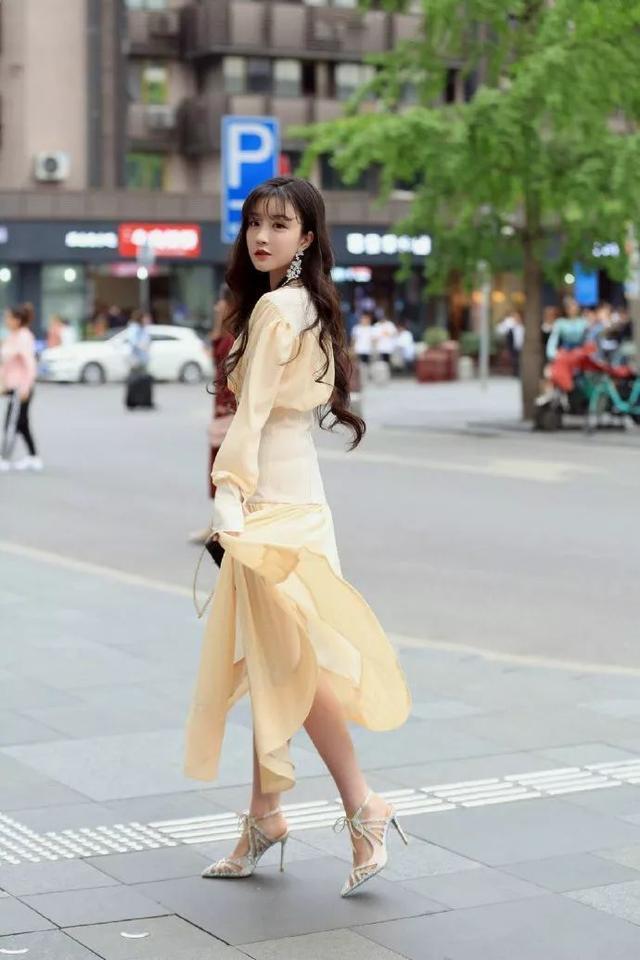 身姿 小姐姐身穿浅黄色连衣长裙,脚踩尖头高跟鞋,尽显优雅身姿