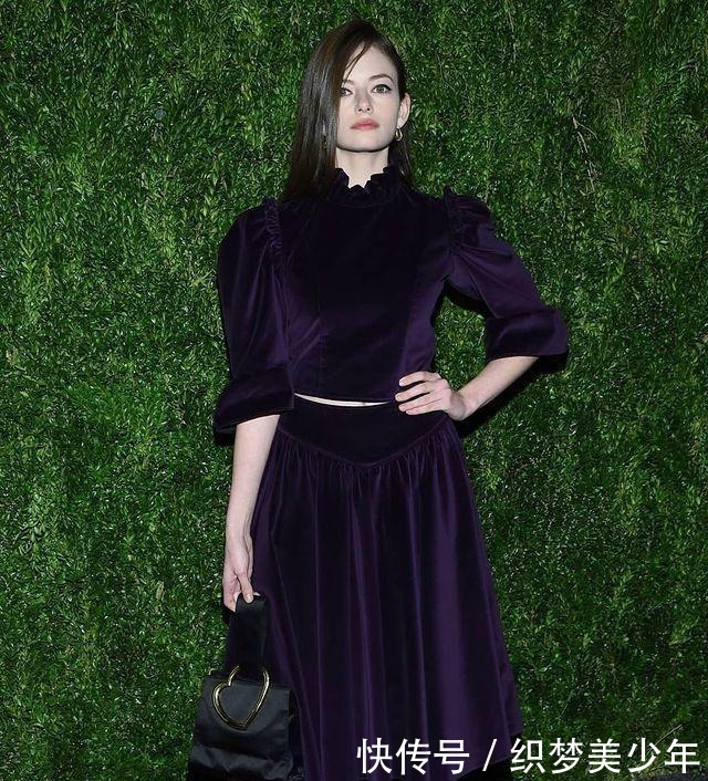 麦肯吉·弗依|小仙女麦肯吉·弗依从小美到大,明眸皓齿,穿香奈儿礼服很贵气!