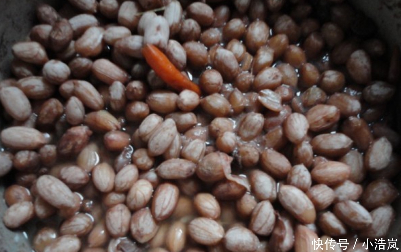煮花生米|煮花生米别再傻傻加水,只需加一瓶“饮料”,花生入味还贼香!