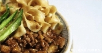 炸酱面一学就会,复刻韩国大厨做法,超美味酱香浓郁,懒人必备