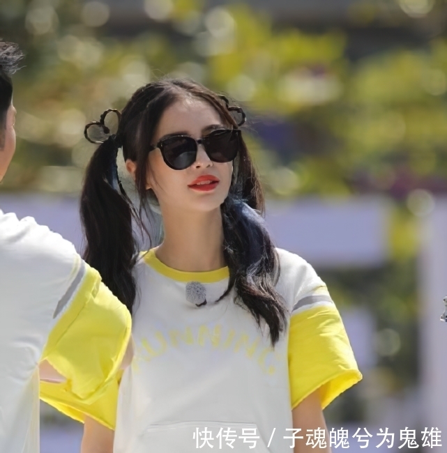 b奔跑吧:大半夜录节目都穿长裤,偏她一人短裤抢镜,是有多臭美?