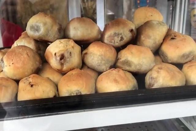包子|大婶路边卖这“独特包子”,5块钱一个,掰开包子后顾客抢着买!