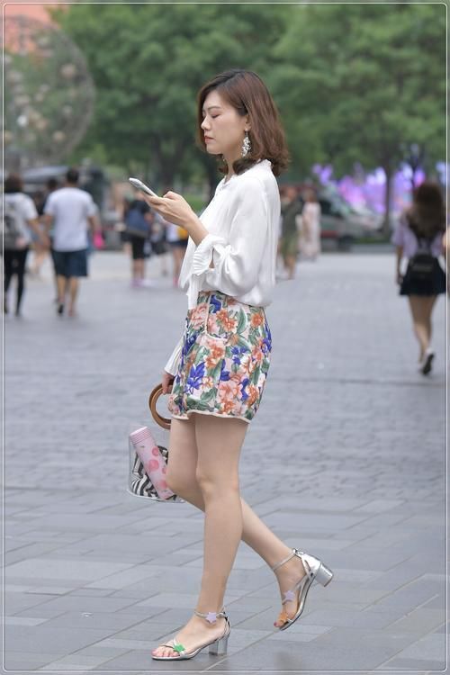  美女|街拍美女：雪纺白衬衣搭配复古花纹短裤，大气优雅，时尚精致