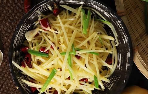 炒土豆丝，有人泡水有人焯水？其实都不对，难怪做出来不好吃