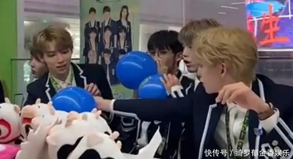 余景天 青3选手营业用力过猛两人吹同一个气球,打情骂俏引争议