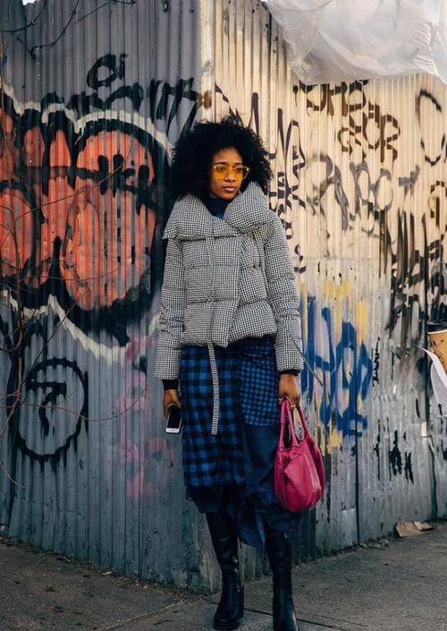 毛呢大衣已经过时了，冬天穿这种服装才好看，遮肉显瘦还保暖