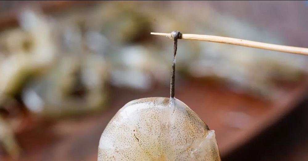 虾线|去虾线,用牙签就错了!渔夫教你如何快速去除,一秒一只,真神奇