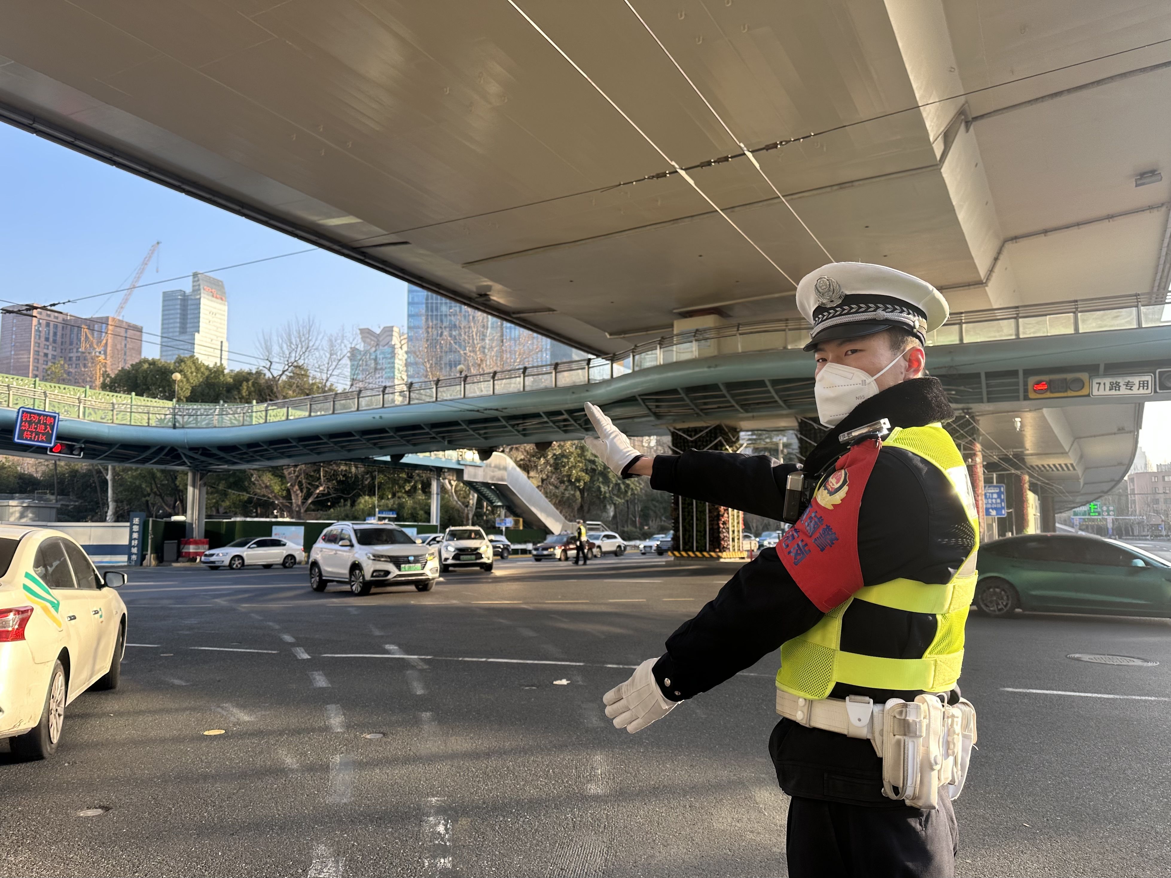 “让人民群众安度元宵佳节是我们的最大心愿”  静安民警的节前24小时