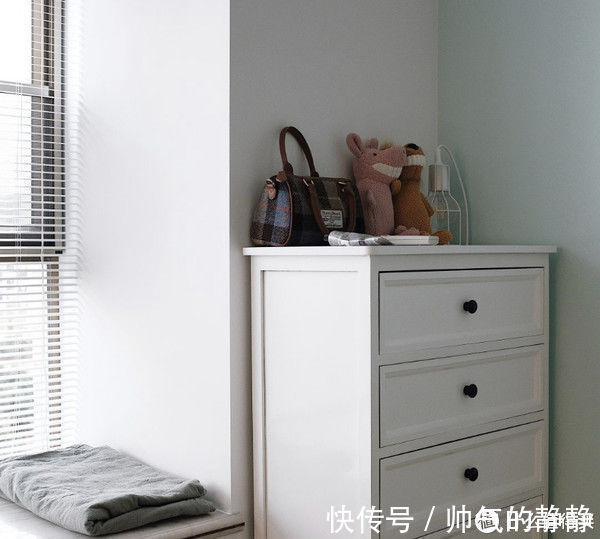 小喜|这对夫妻太有远见,把次卧和客厅打通,清爽开阔,日子过得简单舒适