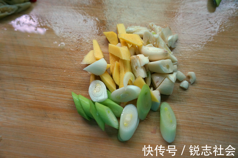 蒜苗叶|在家做香辣砂锅鱼，鲜香四溢，美味可口