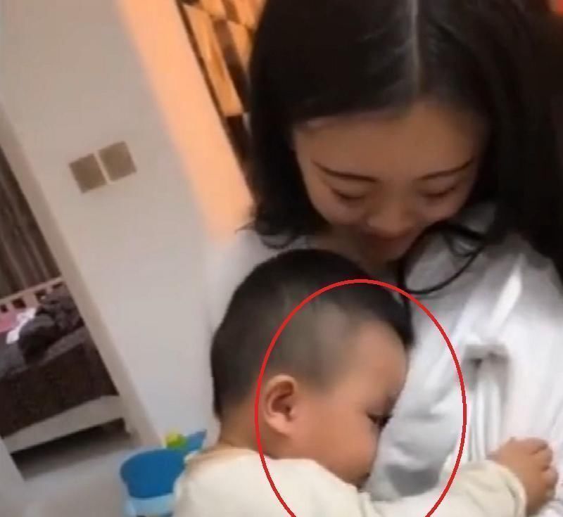 母乳|宝宝断奶半个月,在小姨怀里的表情亮了,妈妈我不要面子的吗