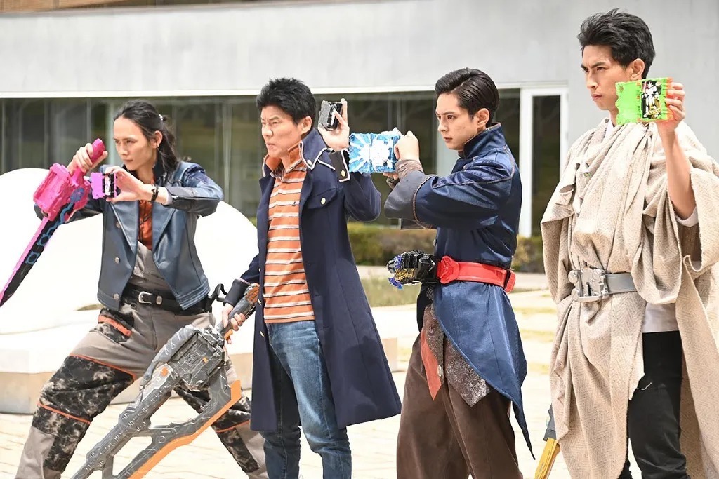 圣刃|《假面骑士圣刃》刃王剑十圣刃登场!