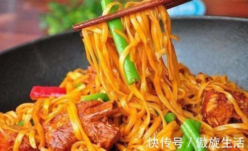 做法|面条不水煮不蒸,试试这种做法,比水煮好吃比炒简单,全家抢着吃