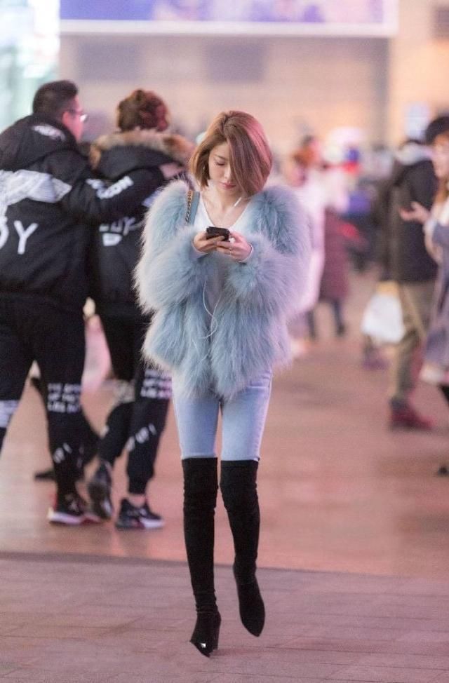 牛仔裤简单却不失时尚设计感，优雅中多了几分青春的时尚气息