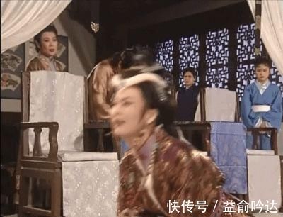 礼仪|96版红楼梦王熙凤竟在秦可卿灵前扑倒跪倒,邢夫人的表情亮了