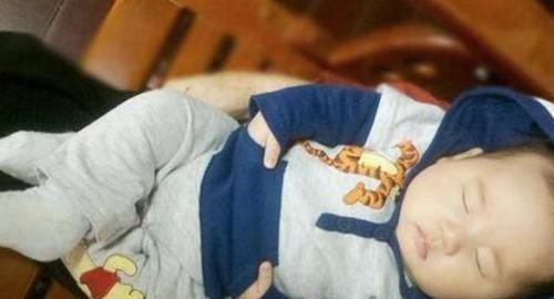 宝妈|“放飞自我式”睡姿火了,妈妈掀开宝宝被子后笑喷嫦娥奔月