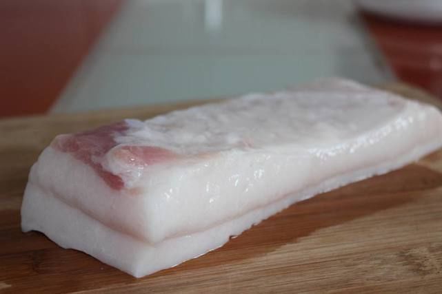 高血压不想“脑溢血”,营养师提醒4类食物再想吃也要忍住