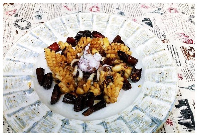 炒鱿鱼时,直接下锅炒错了,多加一步,鱿鱼鲜嫩爽口,亮白不腥气