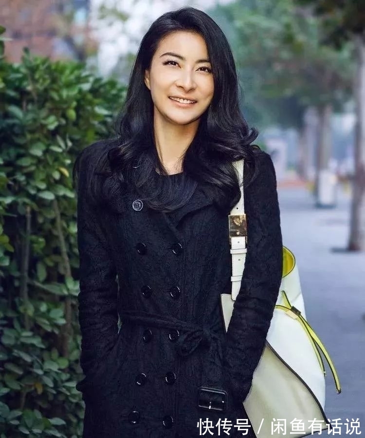 郭晶晶|郭晶晶认真打扮真惊艳，穿一身白裙优雅高级，骨子里有了贵妇气质