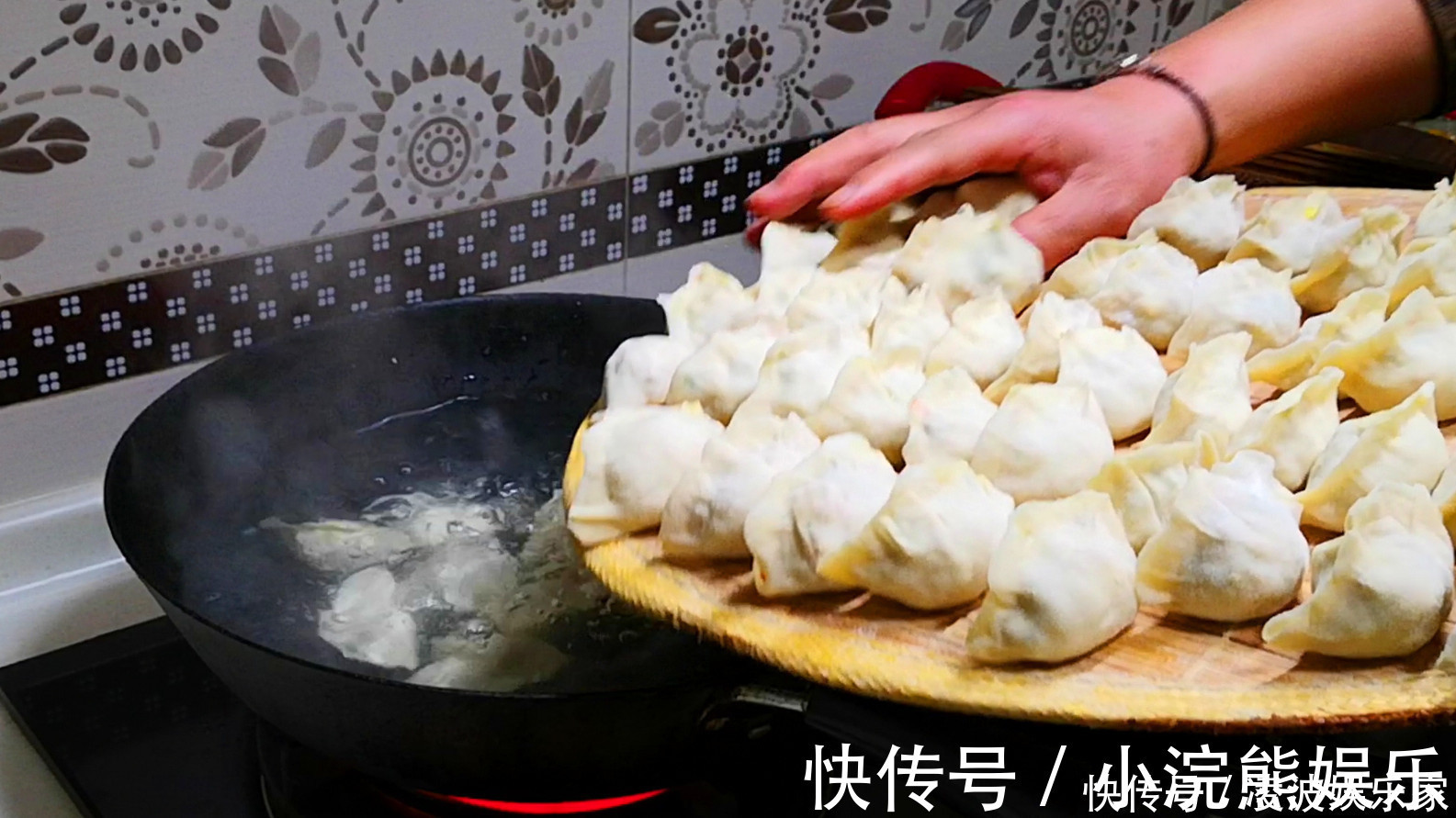 吃起来|素馅饺子好吃有诀窍，教你调馅小技巧，吃起来比肉饺子还香