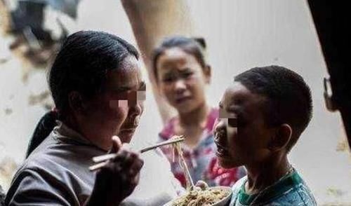 弟弟|“以后让弟弟给你们养老”,父母的偏心,孩子其实感受得到