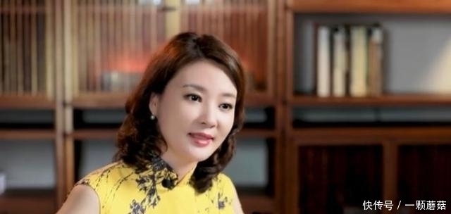 央视主持刘芳菲采访太惊艳,穿旧旗袍尽显东方韵味,女生看了都酸