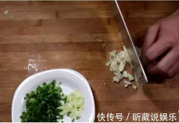 盘龙茄子|茄子别老是红烧了,教你个新吃法,上桌抢着吃,连汤汁都不剩!