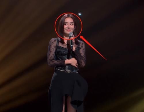 舞台|同样是唱歌失误,袁姗姗贾青的反应却不同,演员和歌手的区别太明显