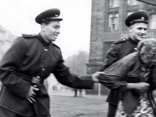 特别|苏军在攻陷德国后，烧杀抢掠，德国到现在都特别老实，而日本呢