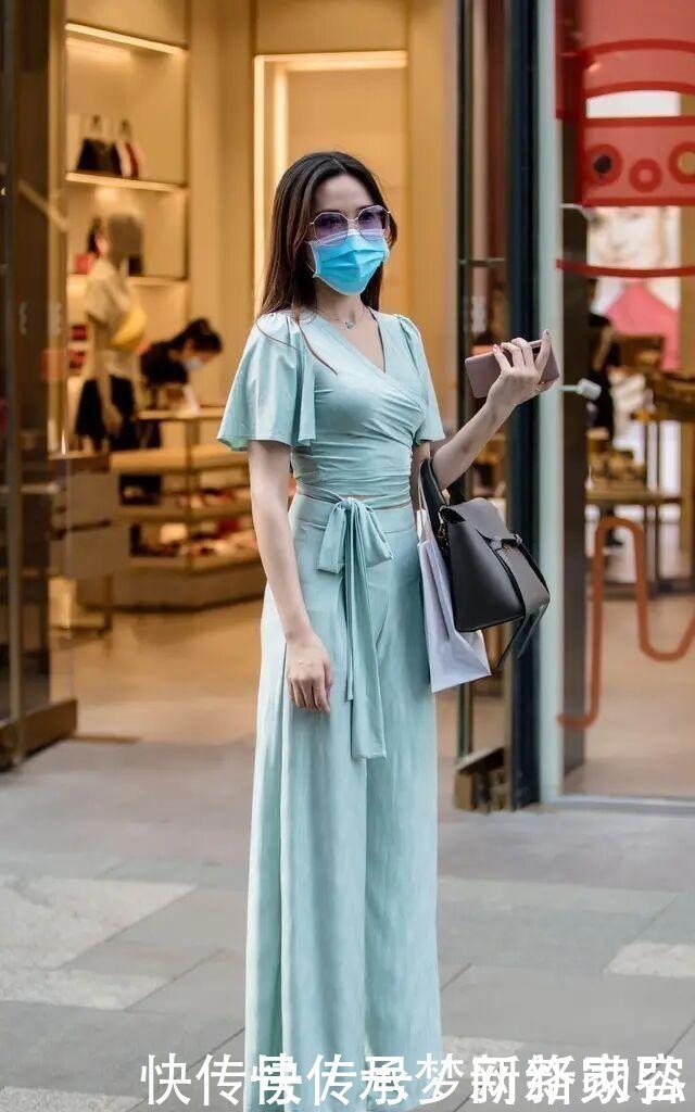 “阔腿裤”过时了，如今流行“裙装裤”，这样穿时髦又接地气！