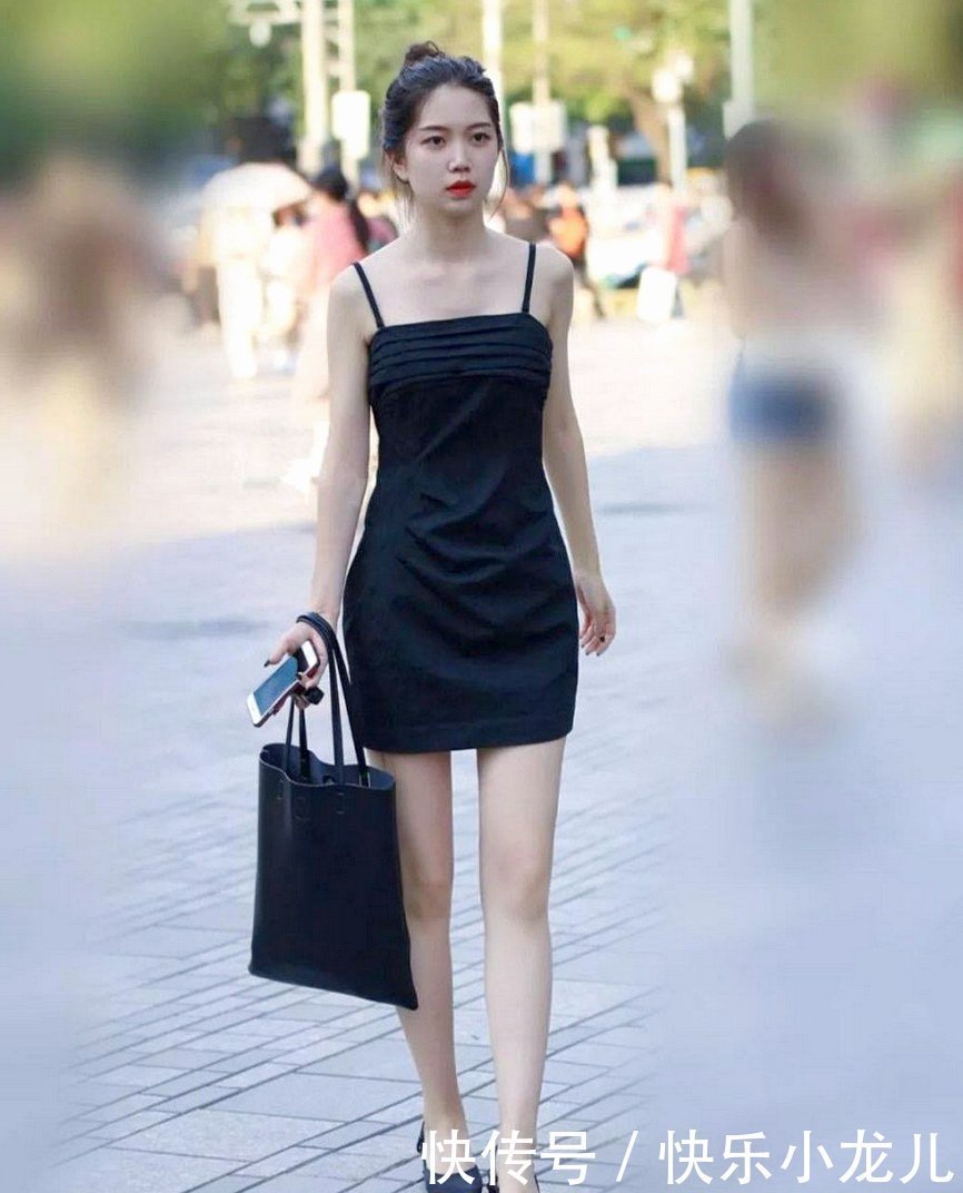 黑色吊带连衣裙,多了一丝职场风