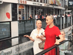 脑洞|“为什么瓷勺上面有个洞?这个洞有什么用啊?”哈哈哈哈网友们的脑洞太大了