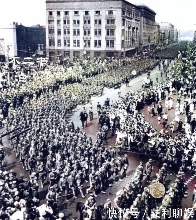 德军战俘|上色老照片：莫斯科战俘大游行，镜头下的德军满脸沮丧和悲伤