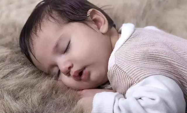宝宝|宝宝睡觉出现这几种“姿势”,家长警惕了宝宝脾胃亮了警示灯