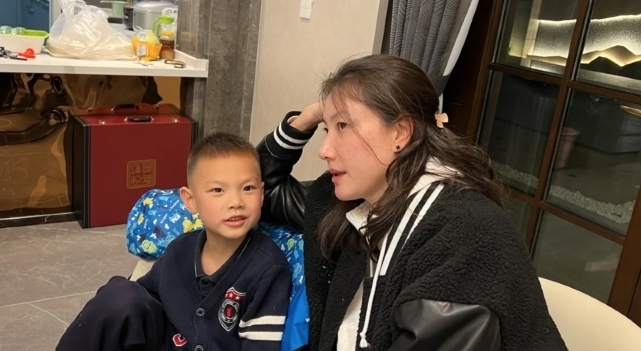 网友吐槽|林丹夫妇与好友合照,谢杏芳依偎老公肩膀,林丹双手抱胸前显抵触