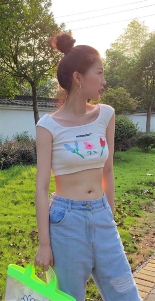 舒服的早春配舒服的穿搭，短上衣＋高腰下装，怎么穿都吸睛