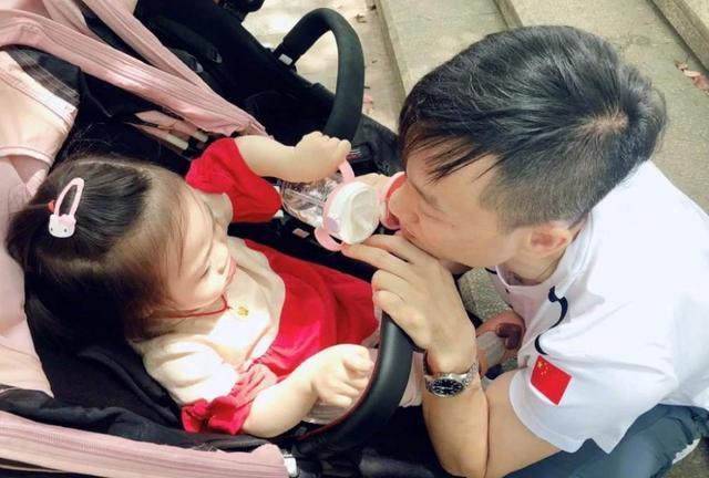 产房|产妇半夜生二胎,产房外只有大女儿一人等候,孩子的话让护士落泪