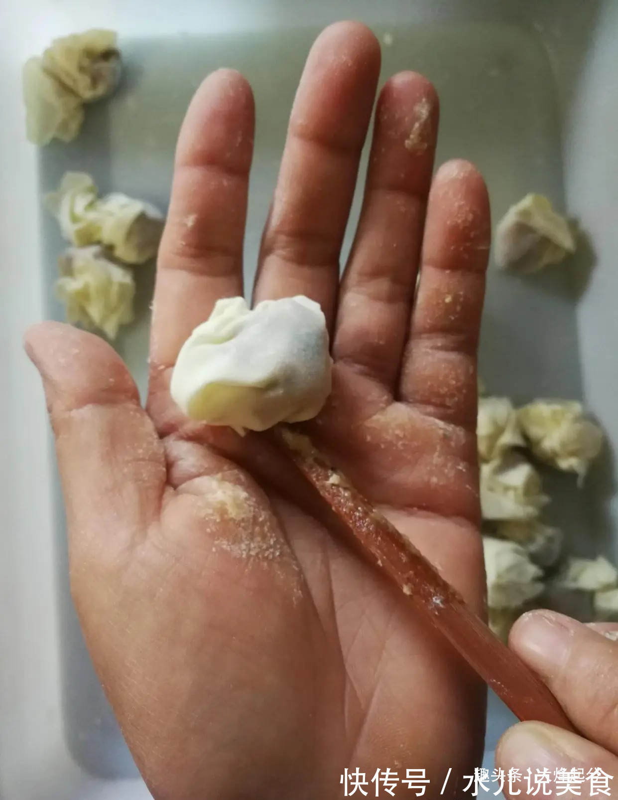 馄饨店主教你小馄饨的正确包法，简单易学，下锅煮后抱团不散