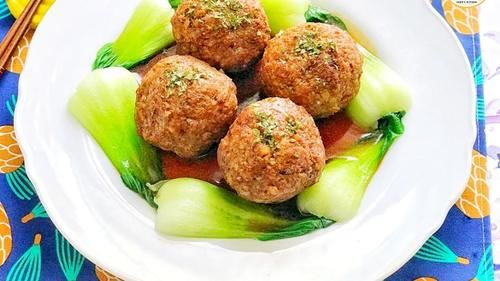 四喜丸子，原来加“馒头碎”是关键！如此做肉馅不松散，咸鲜酥嫩