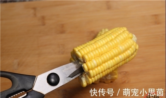 玉米身上有个小开关,转一转玉米马上散开,2分钟剥一盆,超省